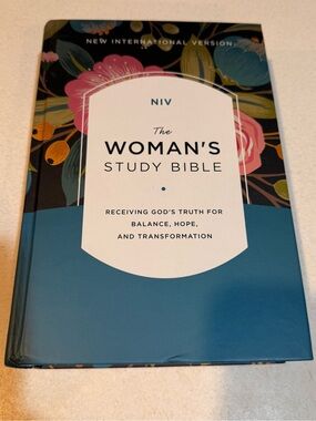 The Woman's Study Bible - Blue Floral Cover
